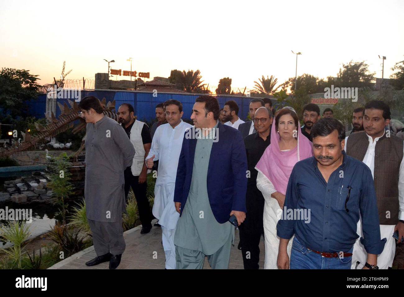 Der Vorsitzende der Volkspartei Bilawal Bhutto Zardari besucht am Freitag, den 10. November 2023 den Dino Safari Park in Karachi. Stockfoto