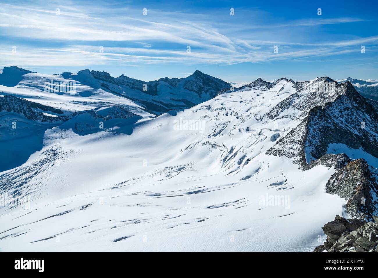 Der obere Trift-Gletscher mit Gletscherspalten nach dem frischen Schneefall im Sommer an einem sonnigen Tag. Im Hintergrund Galenstock. Alpen von URI, Schweiz Stockfoto