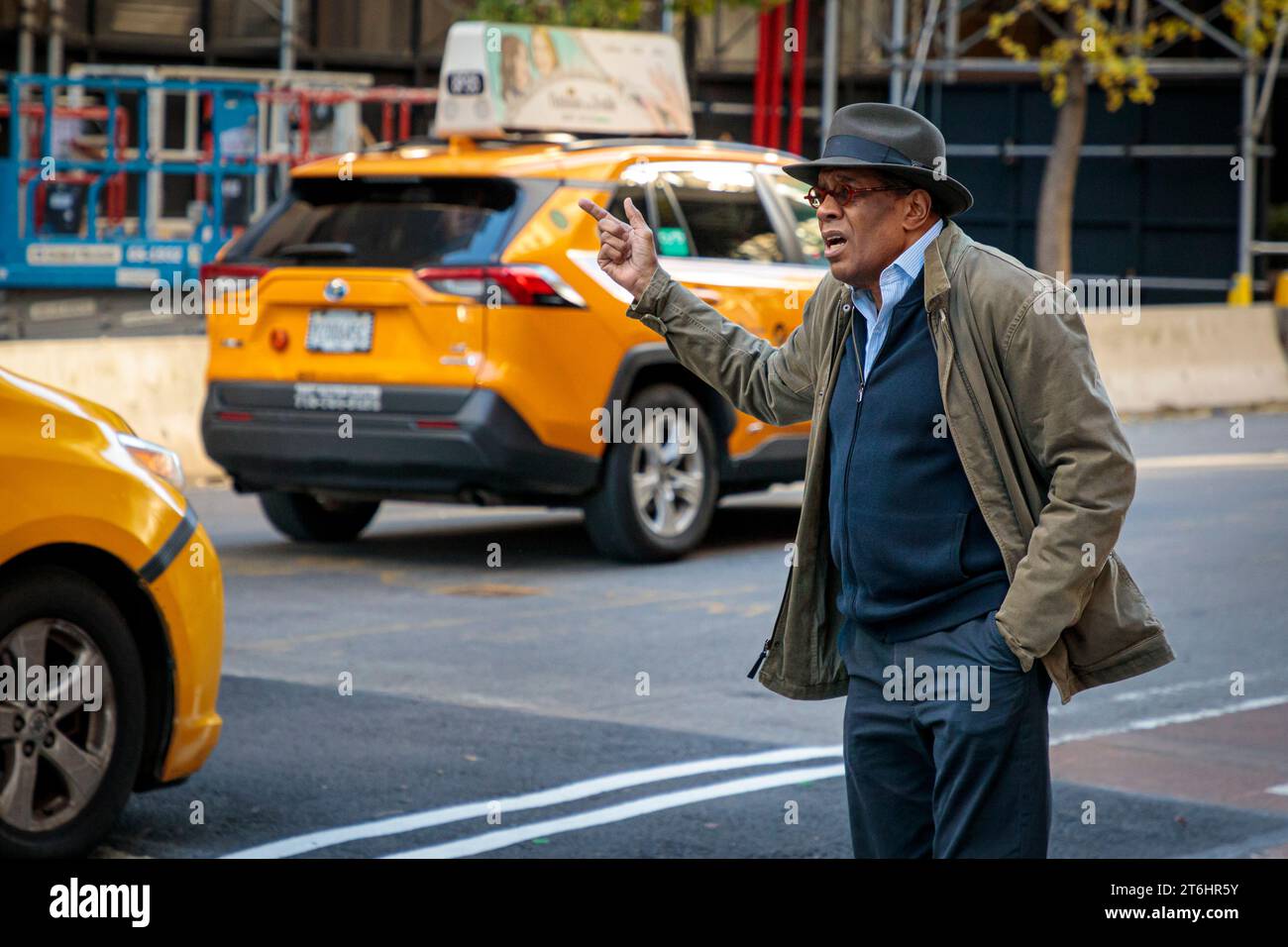 Afroamerikanischer Mann, der nach Taxi ruft, Manhattan, New York City, Nordamerika, USA, USA Stockfoto