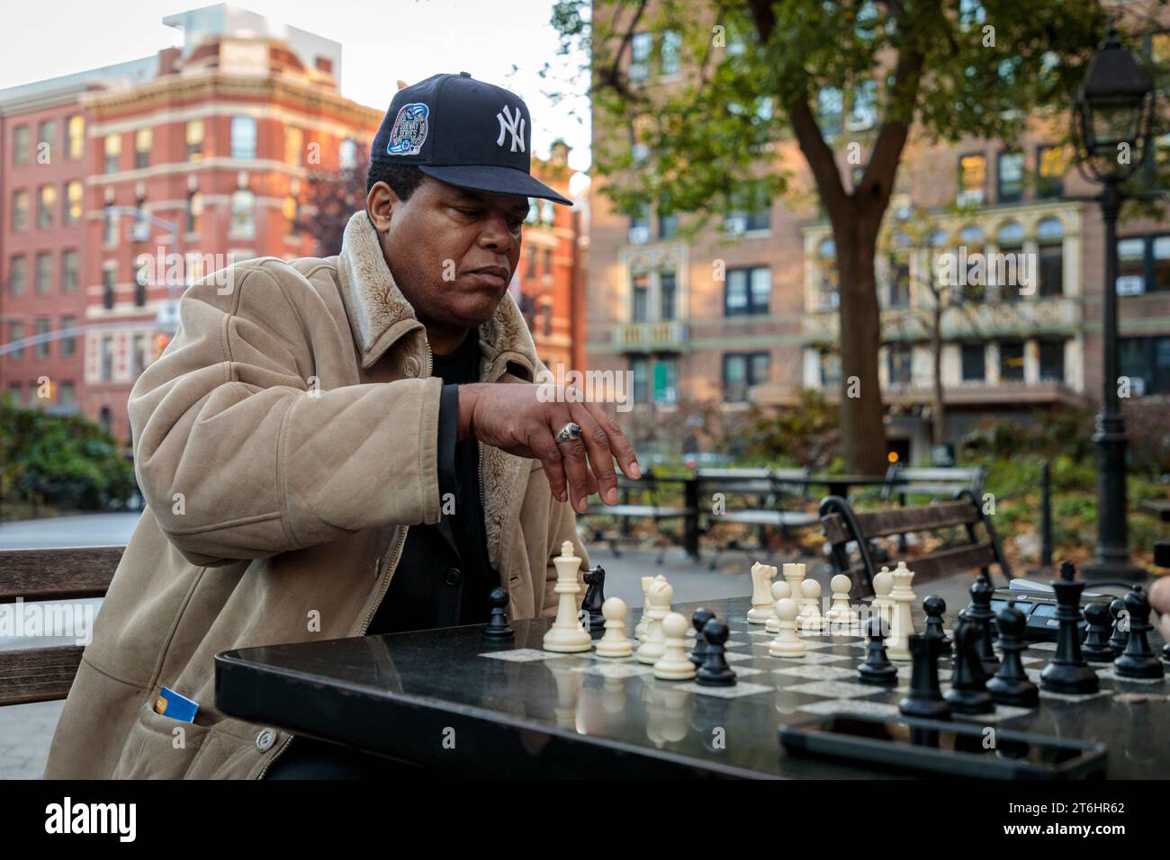 Afroamerikanischer Schachspieler im Washington Square Park, New York City, Nordamerika, USA Stockfoto