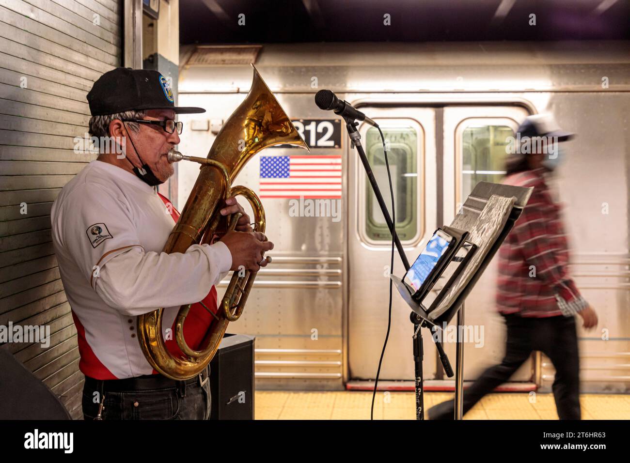 Straßenmusiker mit Tuba in einer U-Bahn-Station, Manhattan, New York City, Nordamerika, USA, USA Stockfoto