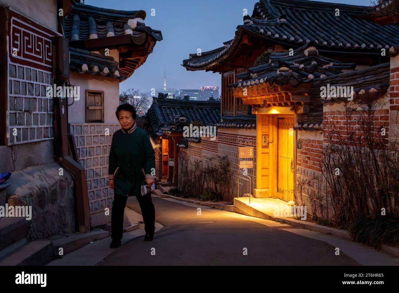 Abenddämmerung in Bukchon Hanok Village, Südkorea Stockfoto