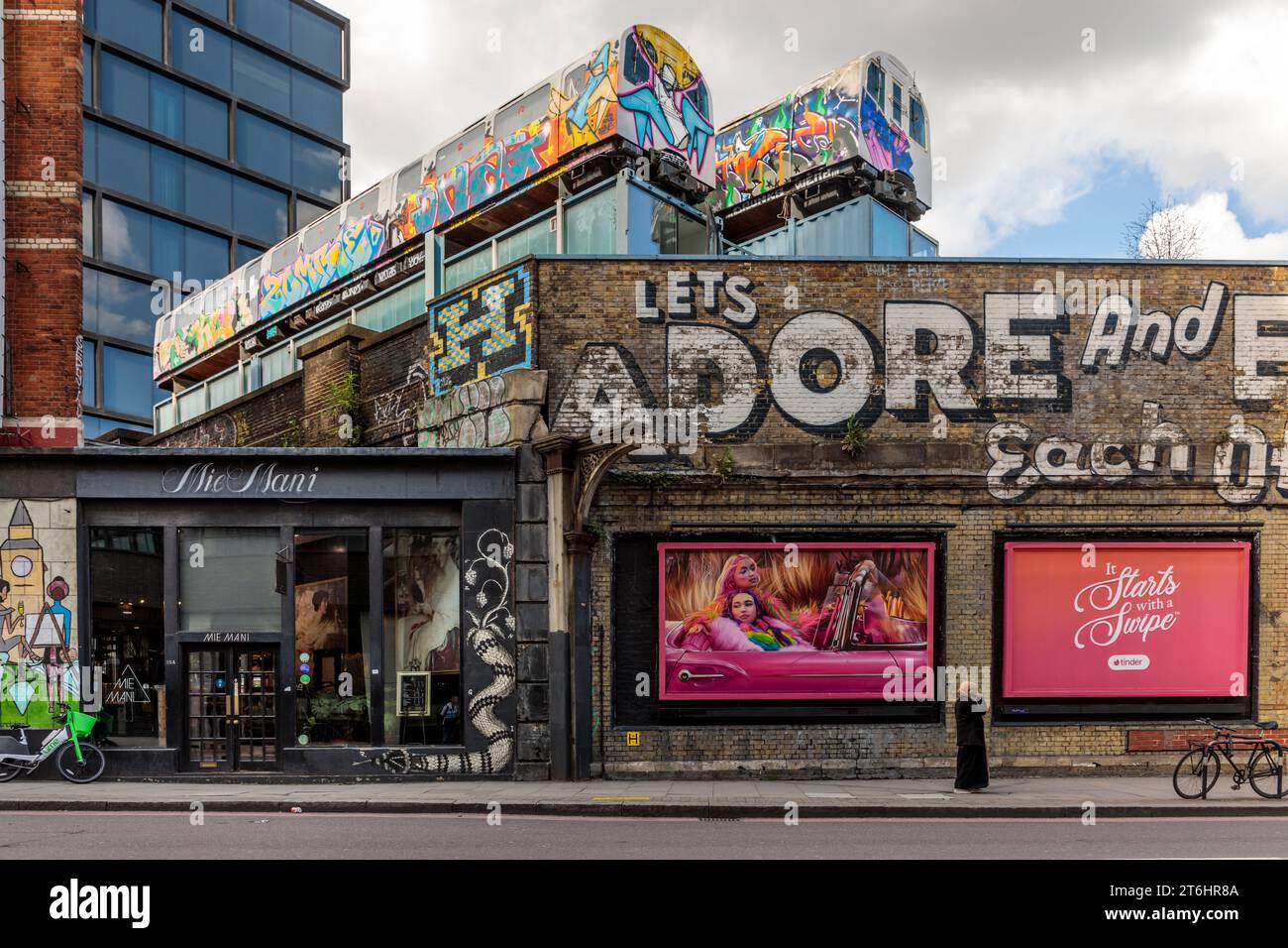 Hausfassade, Graffiti, Lets adore, Shoerditch, East London, London, Großbritannien, Großbritannien Stockfoto