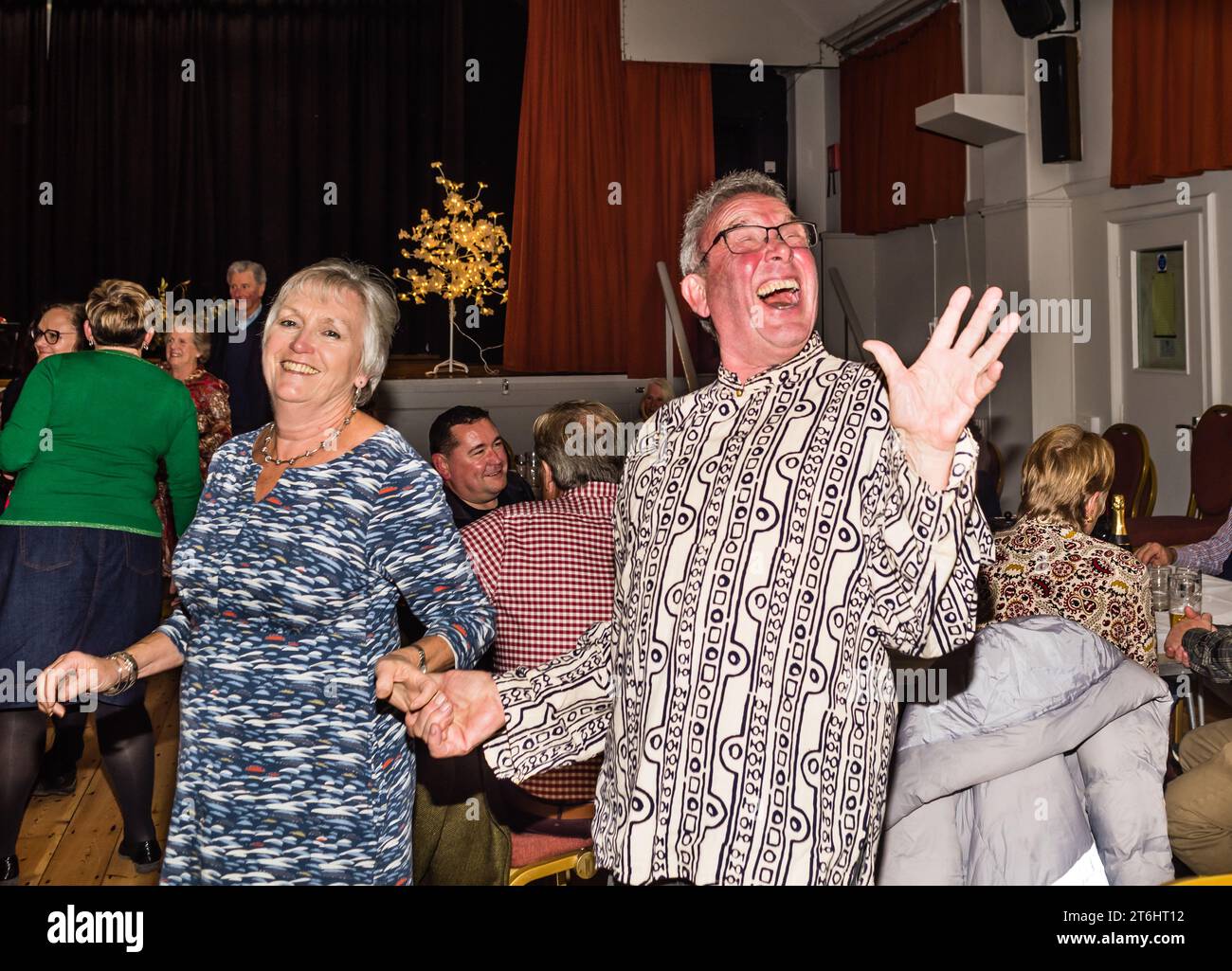 Curry Night in Aid of Cancer Research UK, Budleigh Salterton. Tanzen Sie durch die Nacht. Stockfoto