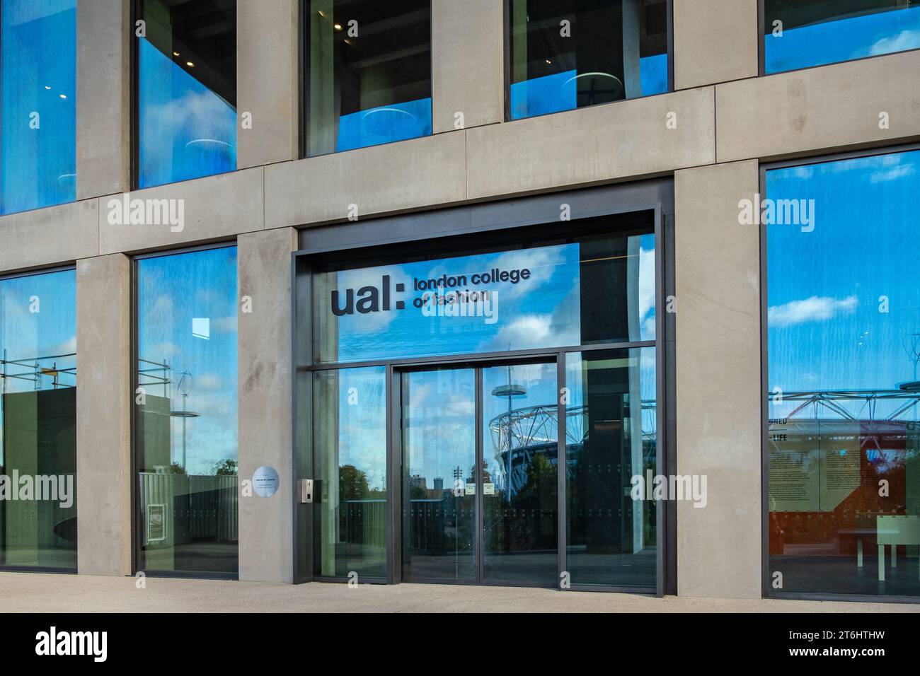 Eintritt zum UAL-Gebäude der University of the Arts London am Ostufer, Olympic Park, Stratford Stockfoto