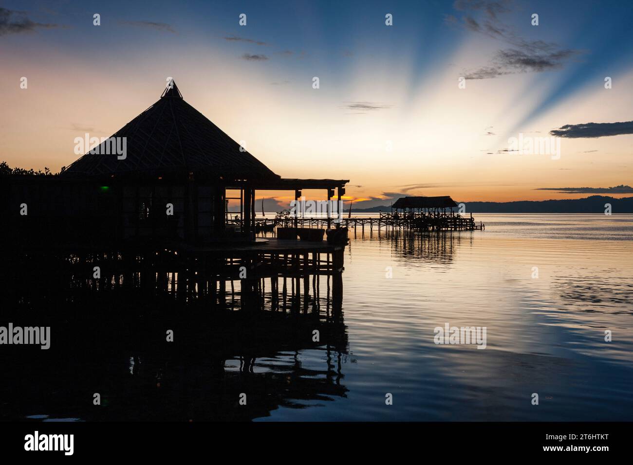 Sonnenuntergang in der Raja Ampat Dive Lodge, Raja Ampat, West Papua, Indonesien Stockfoto