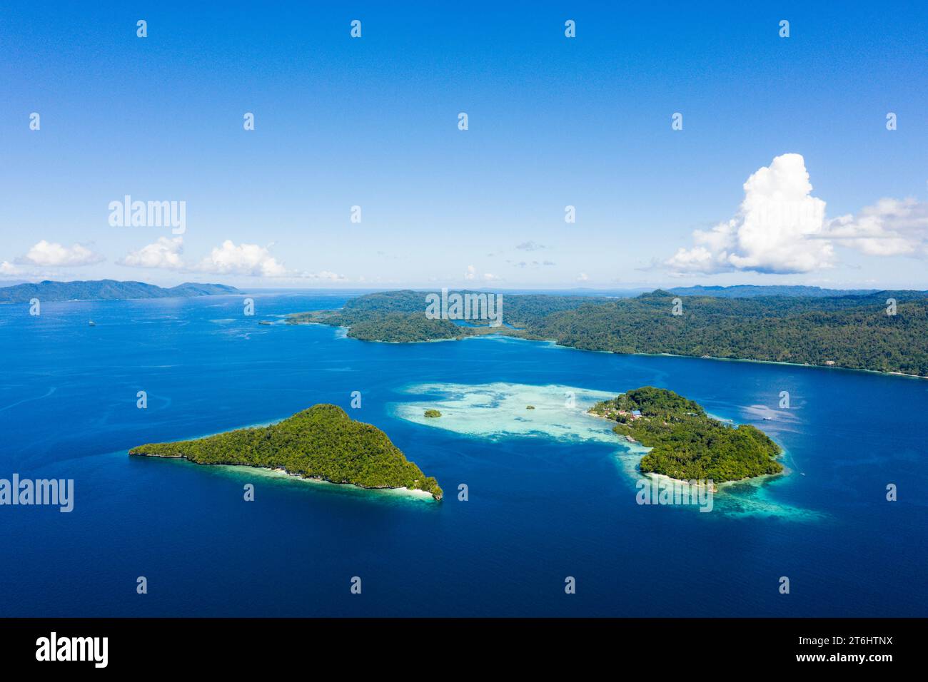 Tropische Inseln in der Nähe von Waigeo, Raja Ampat, West Papua, Indonesien Stockfoto