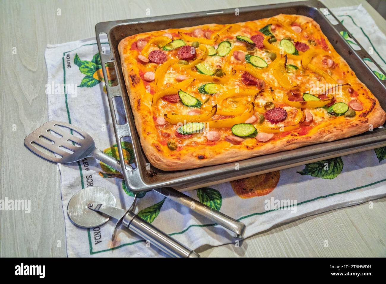 Hausgemachte italienische Pizza, Pfanne frisch gebackene Pizza Stockfoto