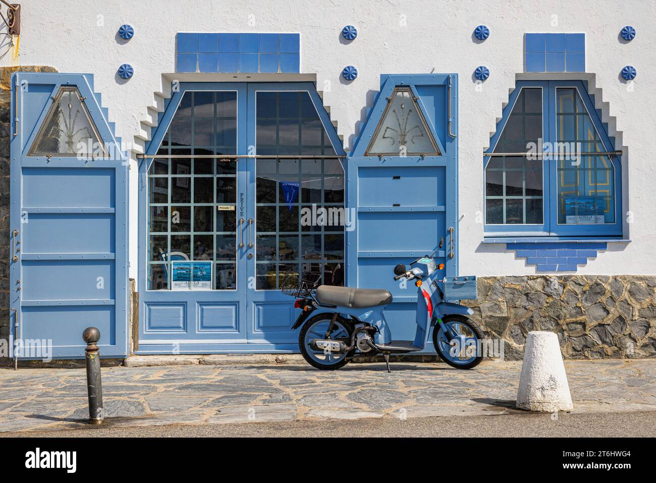 Vorn mit Roller lagern. Cadaques, Katalonien, Spanien. Stockfoto