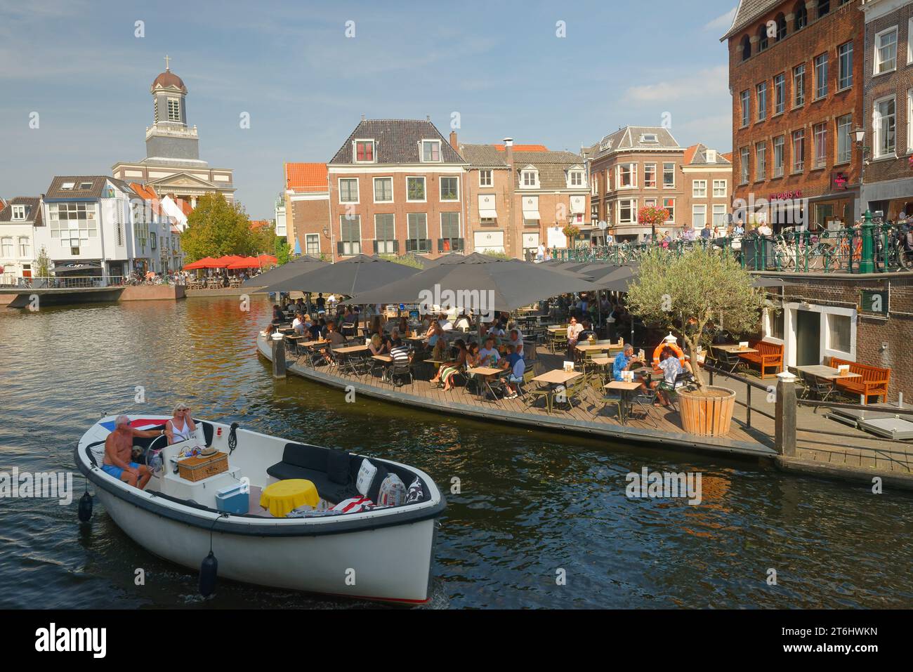 Blick vom Aalmarkt über den Rijn zum Hartebrugkerk in Leiden / Leyden, Südholland, Zuid-Holland, Benelux, Benelux-Länder, Niederlande, Nederland Stockfoto