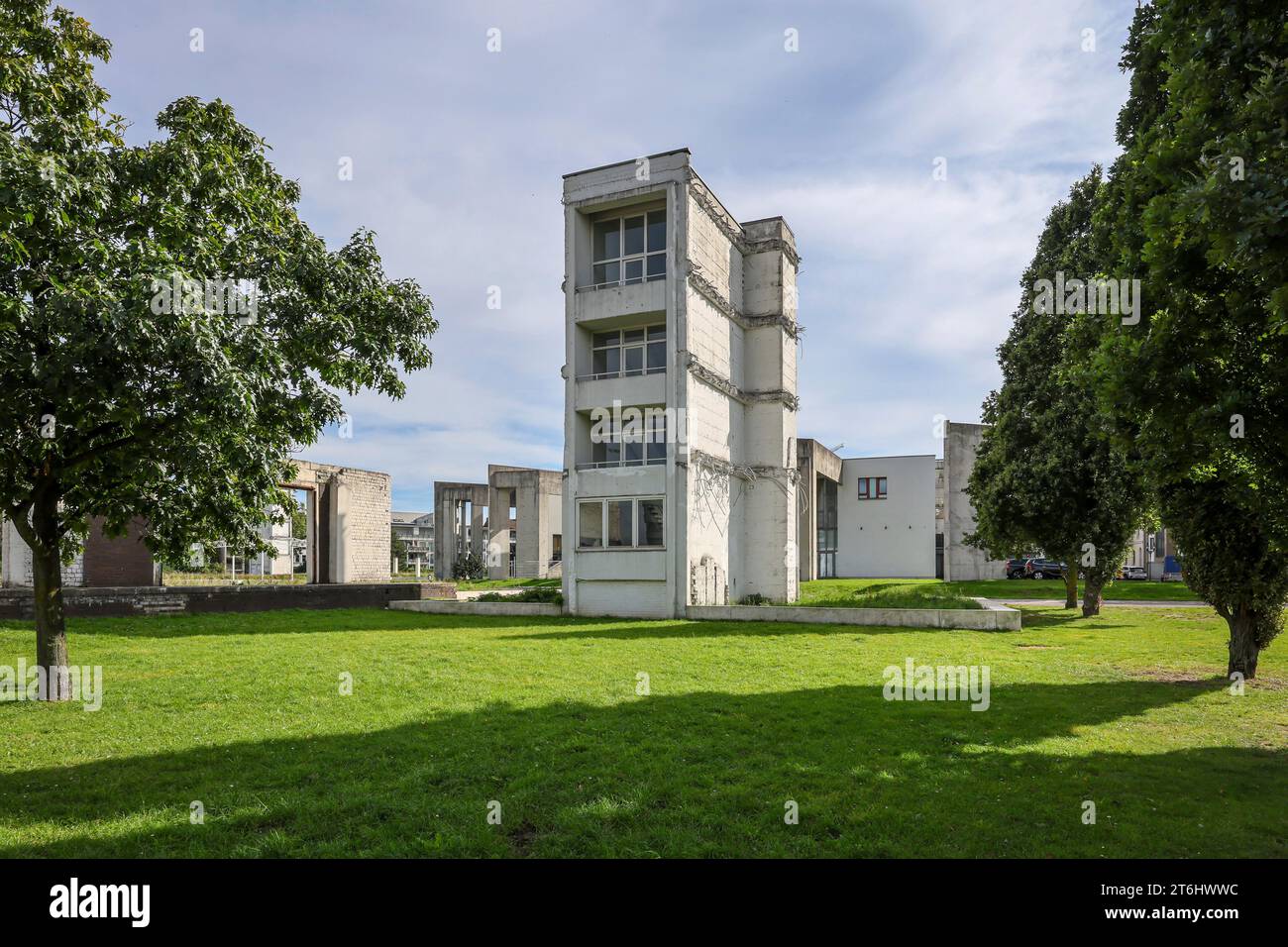 Duisburg, Ruhrgebiet, Nordrhein-Westfalen, Deutschland, Altstadtpark am Innenhafen Duisburg, hier bauliche Reste einer Treppe (genannt Ludwigsturm) im Garten der Erinnerung, der Garten der Erinnerung ist ein Stadtpark im Duisburger Innenhafen, der 1999 nach Plänen von Dani Karavan angelegt wurde. es ist das bisher umfangreichste Projekt des Landkunstkünstlers in Deutschland. Stockfoto