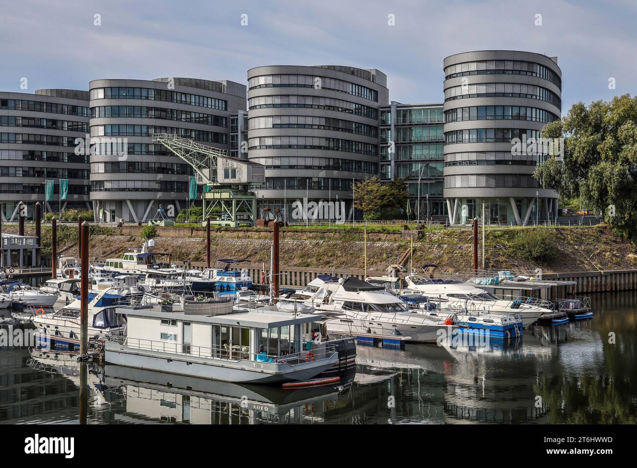 Duisburg, Ruhrgebiet, Nordrhein-Westfalen, Deutschland, Duisburger Innenhafen, marina Duisburg, die Marina im Innenhafen vor dem Bürogebäude der fünf Boote mit dem WDR-Regionalstudio Duisburg Stockfoto