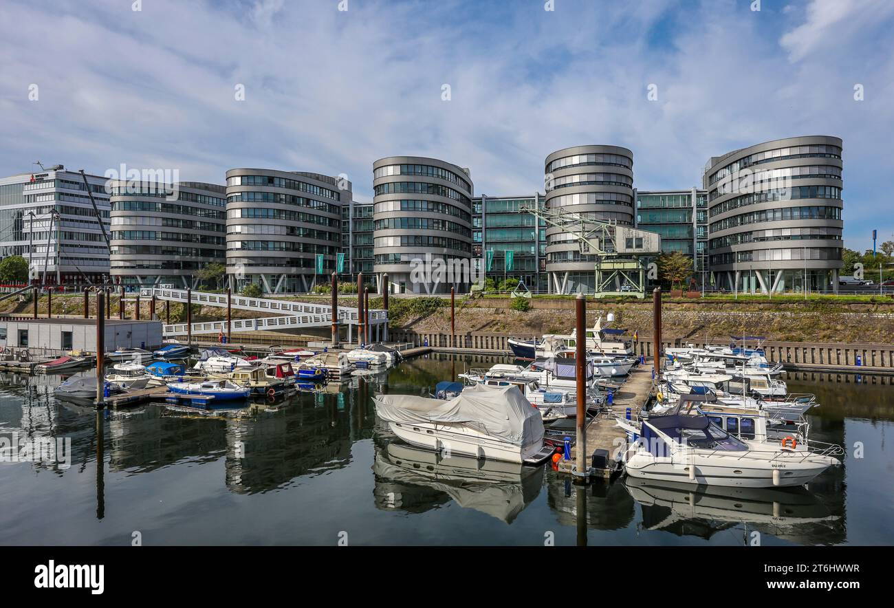 Duisburg, Ruhrgebiet, Nordrhein-Westfalen, Deutschland, Duisburger Innenhafen, marina Duisburg, die Marina im Innenhafen vor dem Bürogebäude der fünf Boote mit dem WDR-Regionalstudio Duisburg Stockfoto
