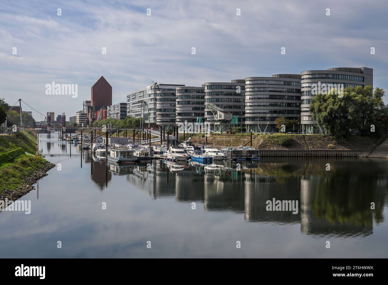 Duisburg, Ruhrgebiet, Nordrhein-Westfalen, Deutschland, Duisburger Innenhafen, marina Duisburg, die Marina im Innenhafen vor dem Bürogebäude der fünf Boote mit dem WDR-Regionalstudio Duisburg Stockfoto