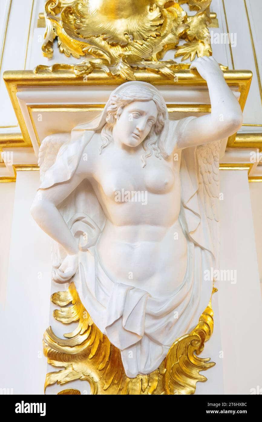 Sankt Petersburg, Russland - 03. August 2023: barockes Innenelement, Skulptur auf der Jordanttreppe im Winterpalast Stockfoto