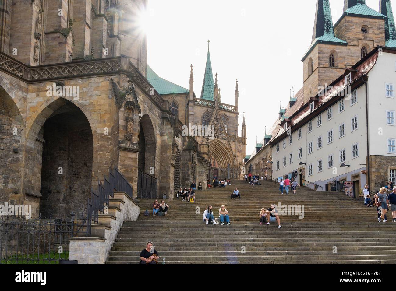 Thüringen, Erfurt, Altstadt, Dom und Kirche St. Severi, Kathedraltreppen, Besucher, Sonnenstrahlen Stockfoto