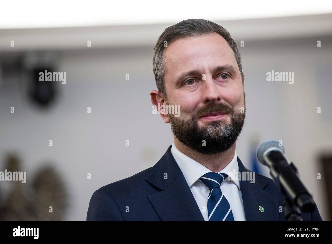 Wladyslaw Kosiniak-Kamysz, Vorsitzender der Polnischen Volkspartei, spricht während einer Pressekonferenz im Parlament. Die Führer der polnischen Oppositionsparteien haben eine Koalitionsvereinbarung unterzeichnet, die einen Fahrplan für die Regierung der Nation in den nächsten vier Jahren vorgibt. Die Parteien haben bei den Parlamentswahlen im letzten Monat gemeinsam die Mehrheit der Stimmen gewonnen. Ihr Kandidat für den nächsten Premierminister ist Donald Tusk, ein ehemaliger Premierminister, der die größte Oppositionspartei, die Zentristenplattform, anführt. Tusk sagte, die Parteien arbeiteten daran, ihre Vereinbarung einen Tag vor der Unabhängigkeit zu besiegeln Stockfoto