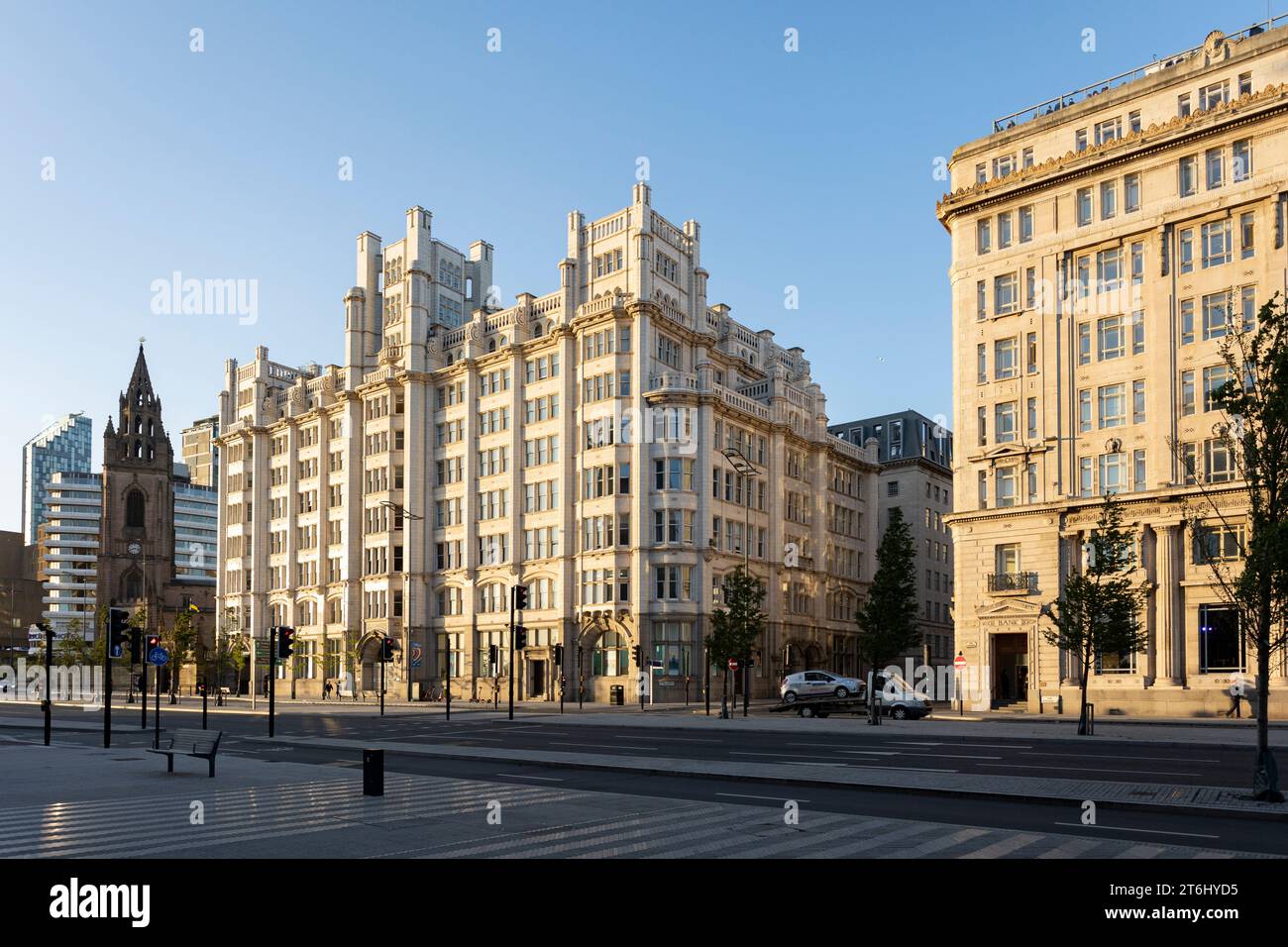 Liverpool, vereinigtes Königreich, 16. Mai 2023 Tower Building, George's Dock Gates, im Stadtzentrum, gegenüber dem Pier Head am Strand Stockfoto