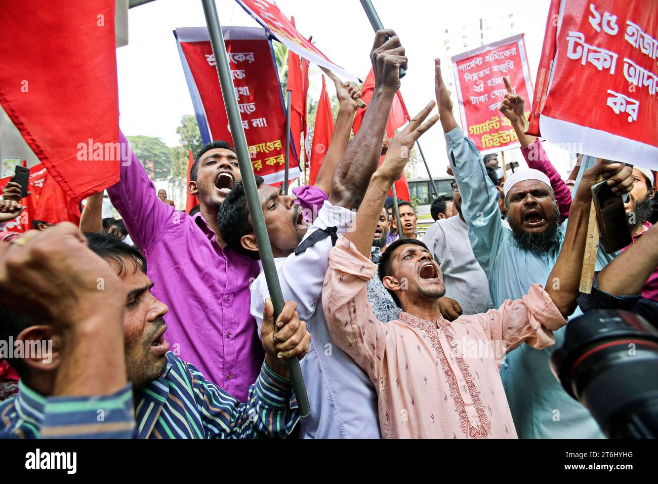 Textilarbeiterinnen protestieren für höhere Mindestlohn Bekleidungsarbeiter und Aktivisten protestieren am 10. November 2023 in Dhaka, Bangladesch. Bangladeschs Premierminister Scheich Hasina hat weitere Lohnerhöhungen für protestierende Bekleidungsarbeiter abgelehnt, die eine fast dreifache Lohnerhöhung forderten, nachdem gewaltsame Auseinandersetzungen mit Polizei und Fabriken durchsucht worden waren. Wari Dhaka District Bangladesch Copyright: XHabiburxRahmanx Credit: Imago/Alamy Live News Stockfoto