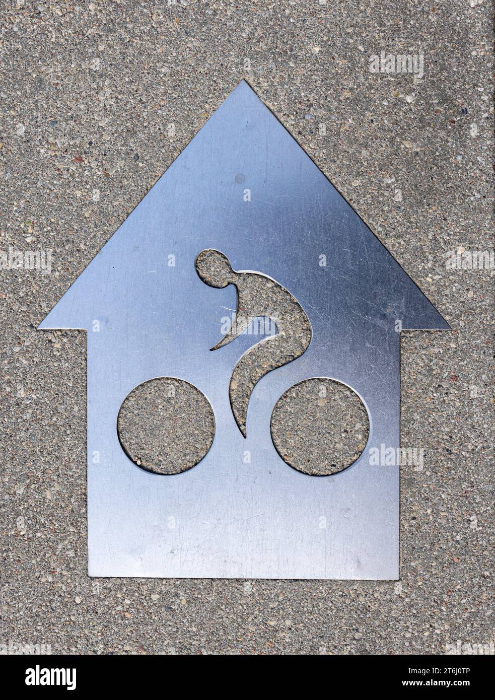 Fahrradweg, Fahrradsymbol als Straßenmarkierung, Lettland, Liepaja Stockfoto