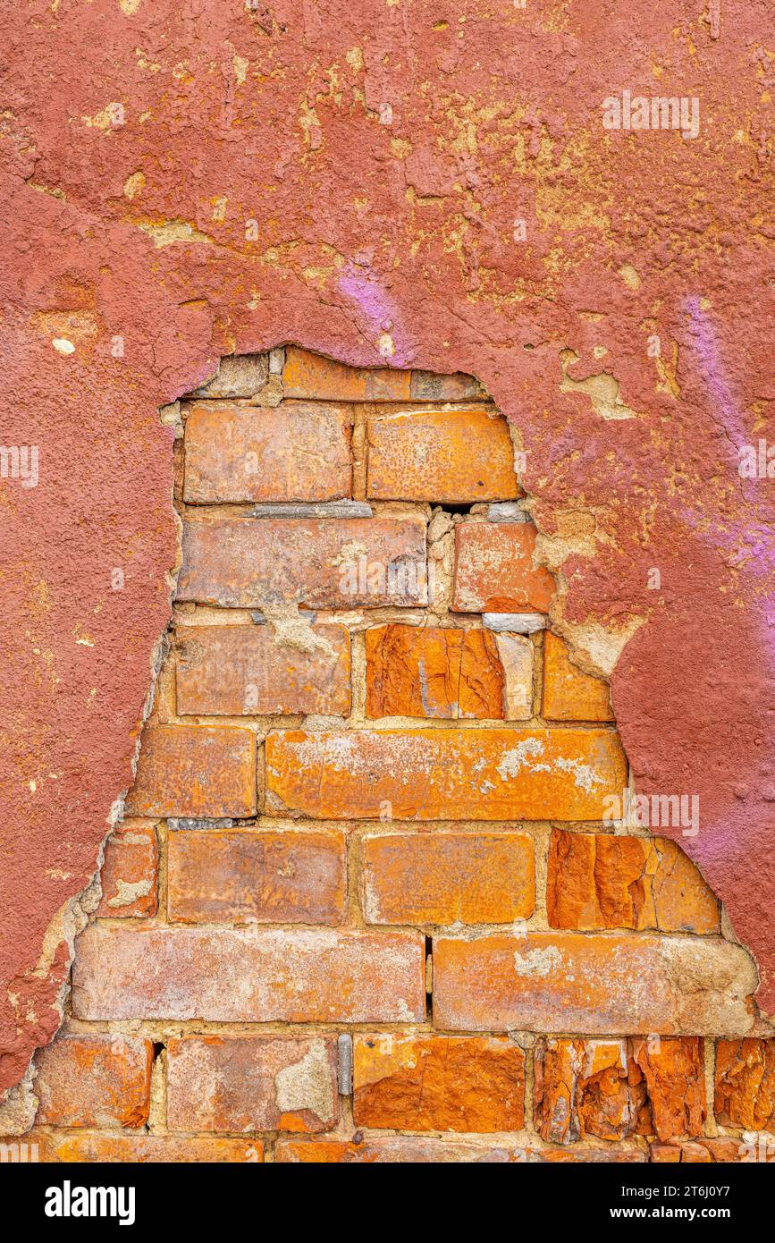 Alte Mauer mit Ziegeln, zerbröckelter Putz, Hausfassade, Hintergrundbild Stockfoto