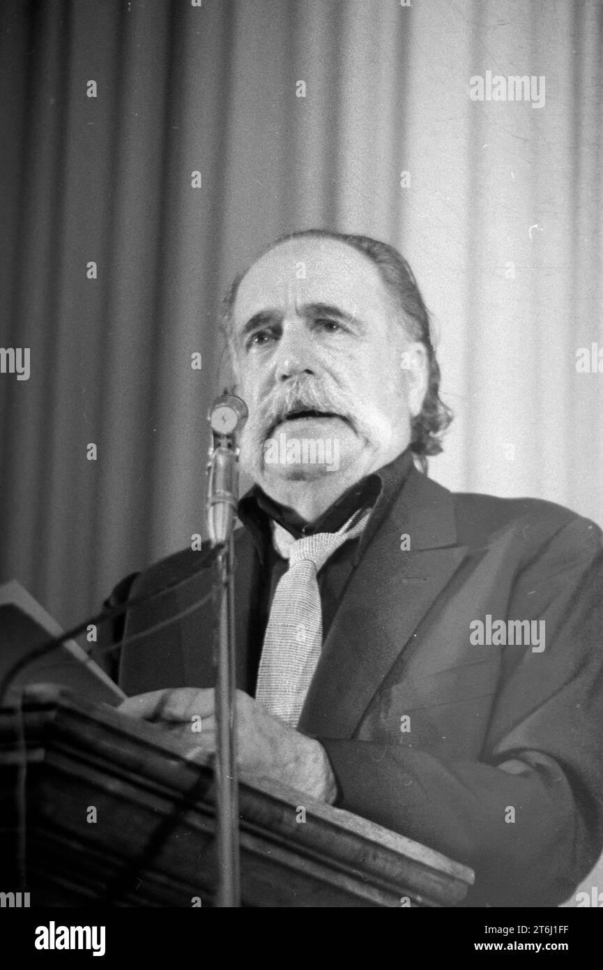 Belmont, MA, USA. November 2023. WILLIAM SAROYAN, 31. August 1908, 18. Mai 1981, armenisch-amerikanischer Autor und Dramatiker besucht Boston am 6. Mai 1980, ein Jahr vor seinem Tod. Saroyan war Gewinner des Pulitzer-Preises und des Academy Awards und vieles mehr. (Kreditbild: © Kenneth Martin/ZUMA Press Wire) NUR REDAKTIONELLE VERWENDUNG! Nicht für kommerzielle ZWECKE! Stockfoto