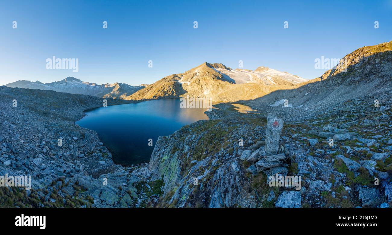 Nationalpark hohe Tauern, Ankogelgruppe, Blick auf den Gipfel Hochalmspitze (links), Oberer Schwarzhornsee, Blick auf den Gipfel Ankogel (rechts) im Nationalpark hohe Tauern, Kärnten, Österreich Stockfoto