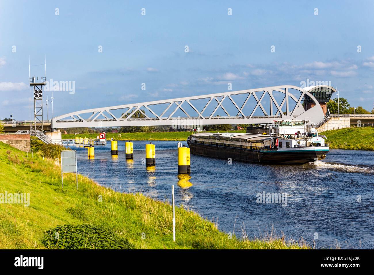 Das Frachtschiff fährt extrem schmal unter einer Straßenbrücke über dem Hunte-Fairway vorbei. Stockfoto