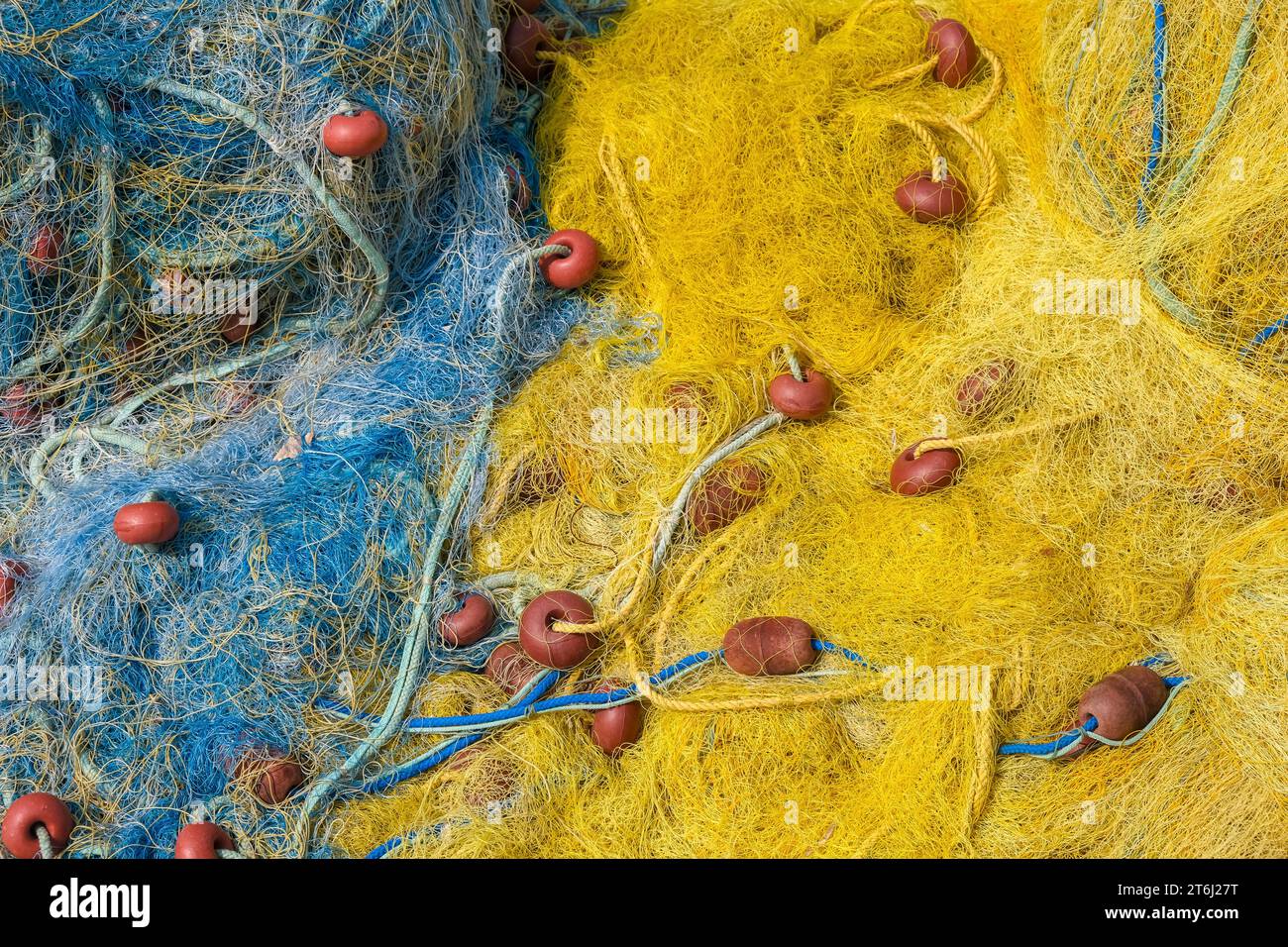Kassiopi, Korfu, Griechenland, bunte Fischernetze im Hafen von Kassiopi, einer kleinen Hafenstadt im Nordosten der griechischen Insel Korfu Stockfoto