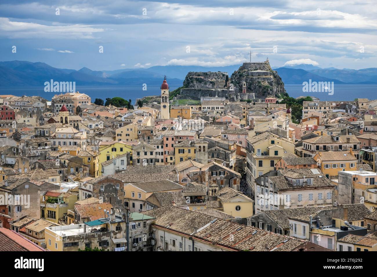 Korfu Stadt, Korfu, Griechenland, Korfu Stadt Stadtübersicht mit der Griechisch-orthodoxen Kirche Agios Spiridon und der Neuen Festung, im Hintergrund das Festland Albaniens. Stockfoto