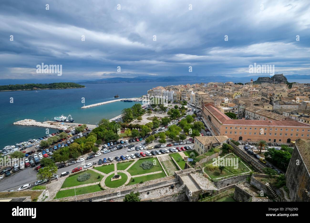 Korfu Stadt, Korfu, Griechenland, Korfu Stadt Stadtübersicht mit dem alten Hafen, der griechisch-orthodoxen Kirche Agios Spiridon und der Neuen Festung, im Hintergrund das Festland Albaniens. Stockfoto