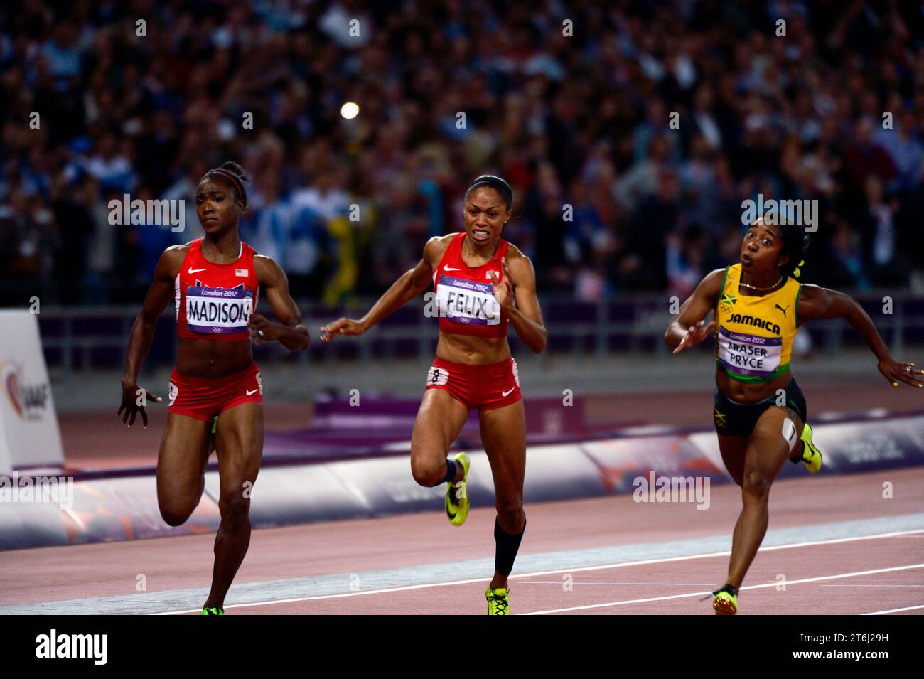 4. August 2012: Shelly Ann Fraser Price of Jamaica gewann die Goldmedaille im 100-Meter-Finale der Frauen bei den Olympischen Spielen in London in einer Zeit von 10,75 Sekunden. Auf ihrer rechten Seite, als sie sich der Ziellinie nähert, sind Tianna Madison aus den Vereinigten Staaten, die Vierte wurde, und Teamkollege Allyson Felix, der fünfte wurde. Stockfoto