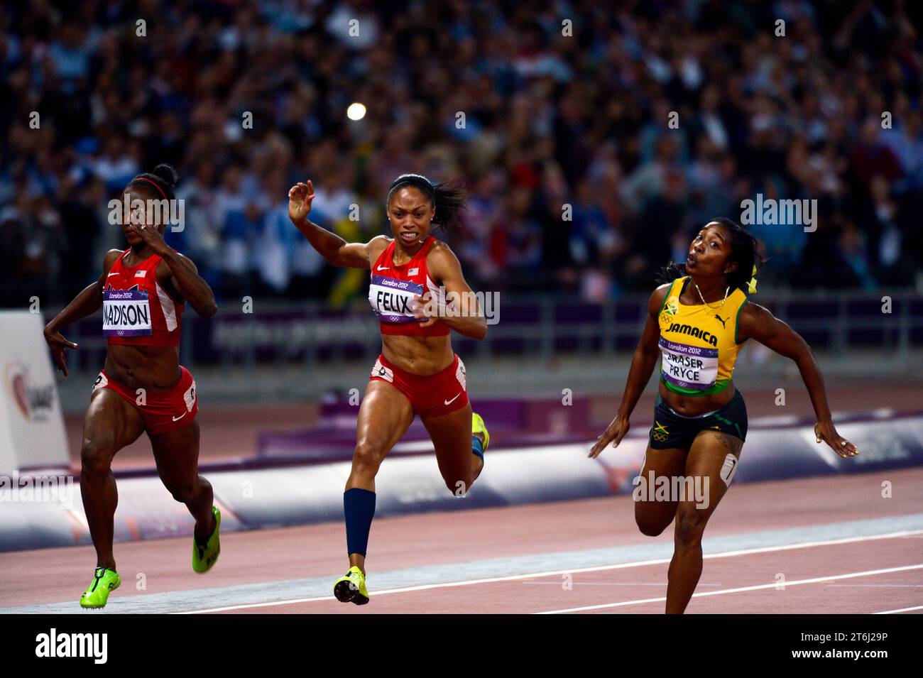 4. August 2012: Shelly Ann Fraser Price of Jamaica gewann die Goldmedaille im 100-Meter-Finale der Frauen bei den Olympischen Spielen in London in einer Zeit von 10,75 Sekunden. Auf ihrer rechten Seite, als sie sich der Ziellinie nähert, sind Tianna Madison aus den Vereinigten Staaten, die Vierte wurde, und Teamkollege Allyson Felix, der fünfte wurde. Stockfoto