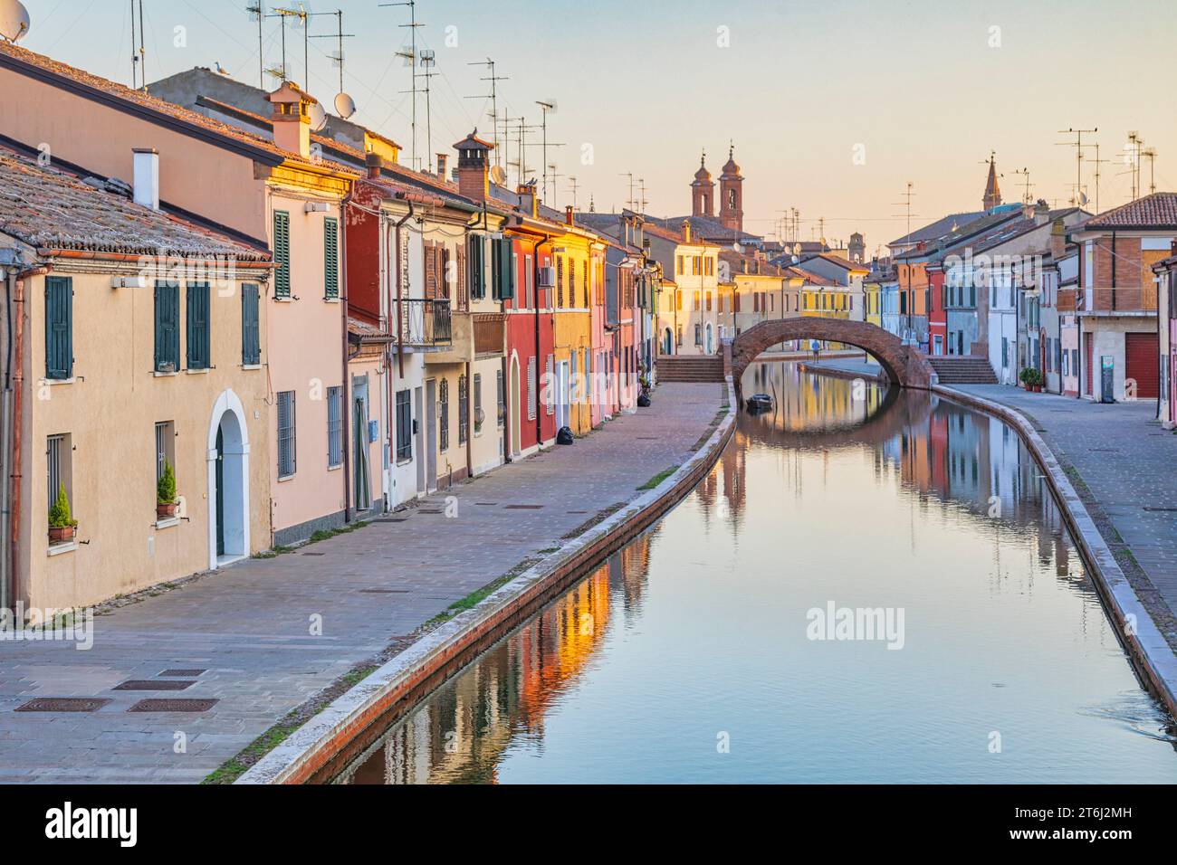 Italien, Emilia Romagna, Provinz Ferrara, Ponte San Pietro (Petersbrücke) über einen Wasserkanal in Comacchio Stockfoto