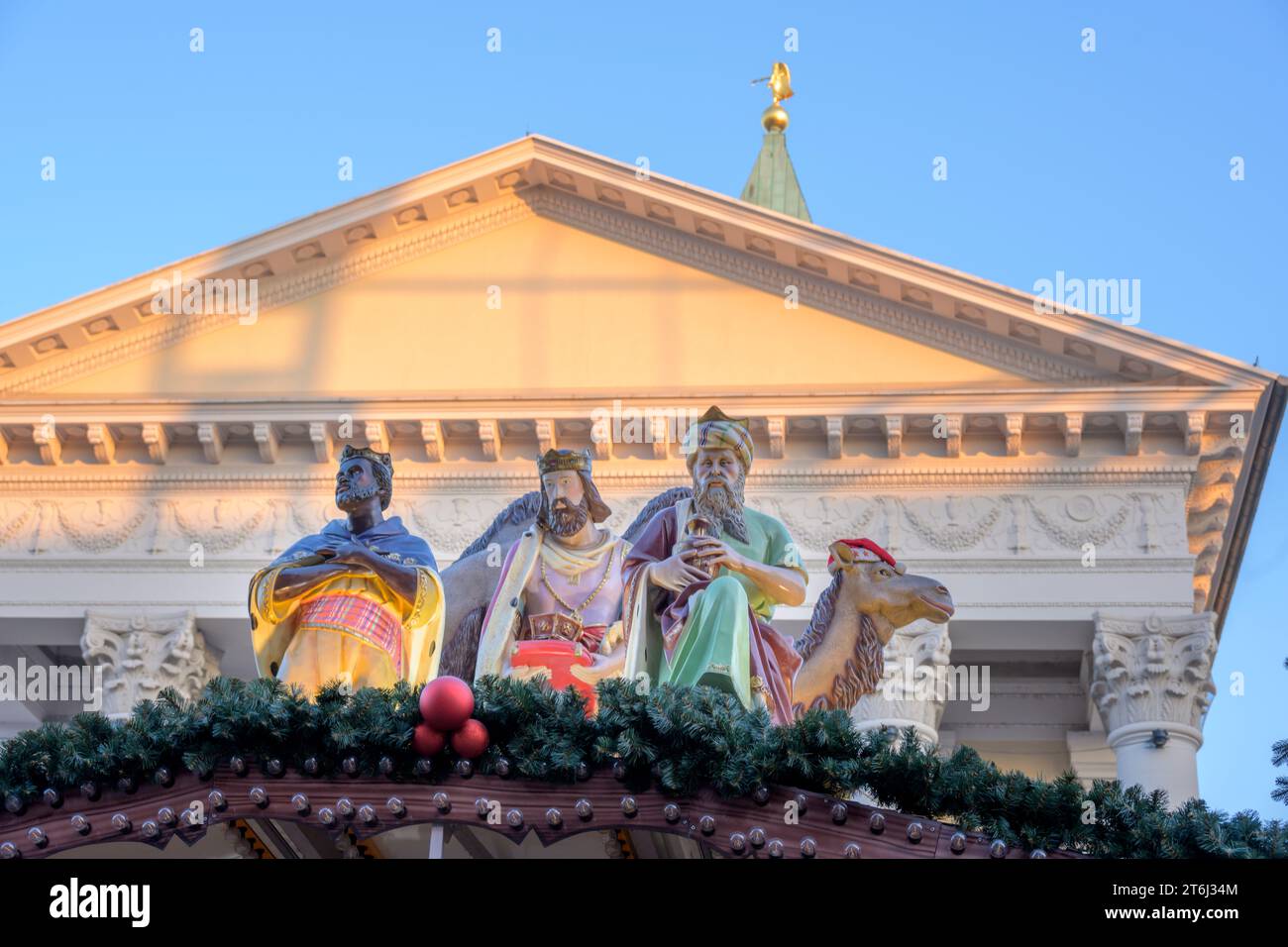 Deutschland, Baden-Württemberg, Karlsruhe, drei Könige auf dem Weihnachtsmarkt. Stockfoto