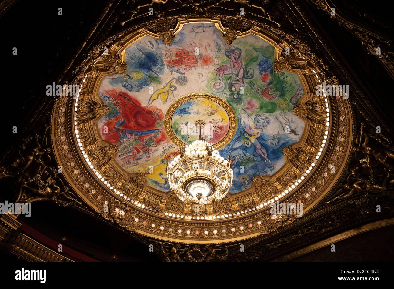 Innenansicht, Kristalllüster und Deckengemälde Apollo mit der Leier von Marc Chagall in der Kuppel, Plafond, Auditorium, Salle de Spectacle, Oper, Opera Palais Garnier, Paris, Frankreich Stockfoto