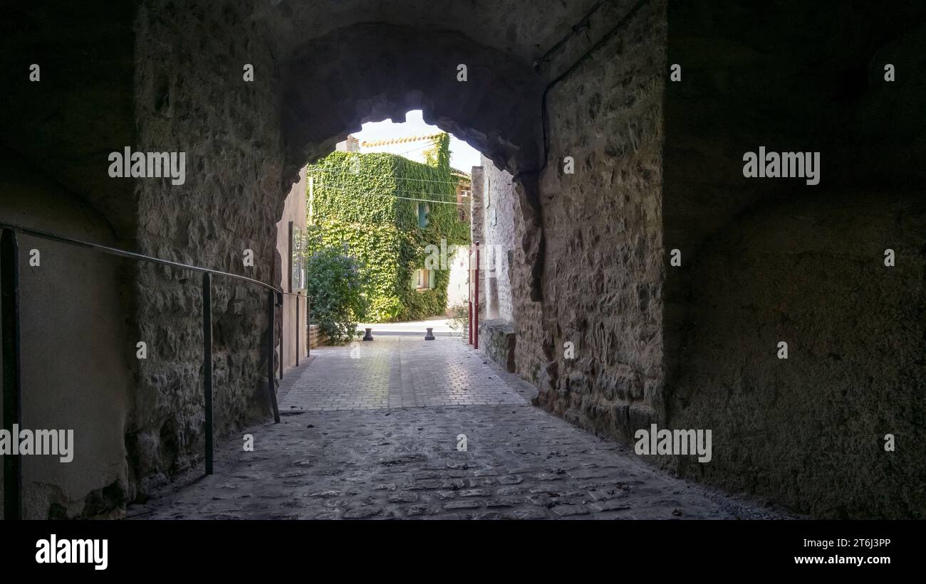 Steingang in Aigne. Das alte Dorfzentrum hat die Form einer Schneckenschale und wurde im 11. Jahrhundert erbaut. Stockfoto