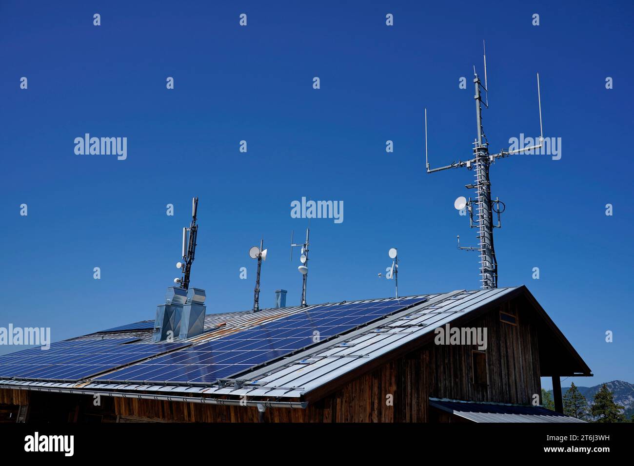 Deutschland, Bayern, Berchtesgadener Land, Ramsau, Hütte am Hirschkaser, Dach, Photovoltaik, Antennen, Handymast Stockfoto
