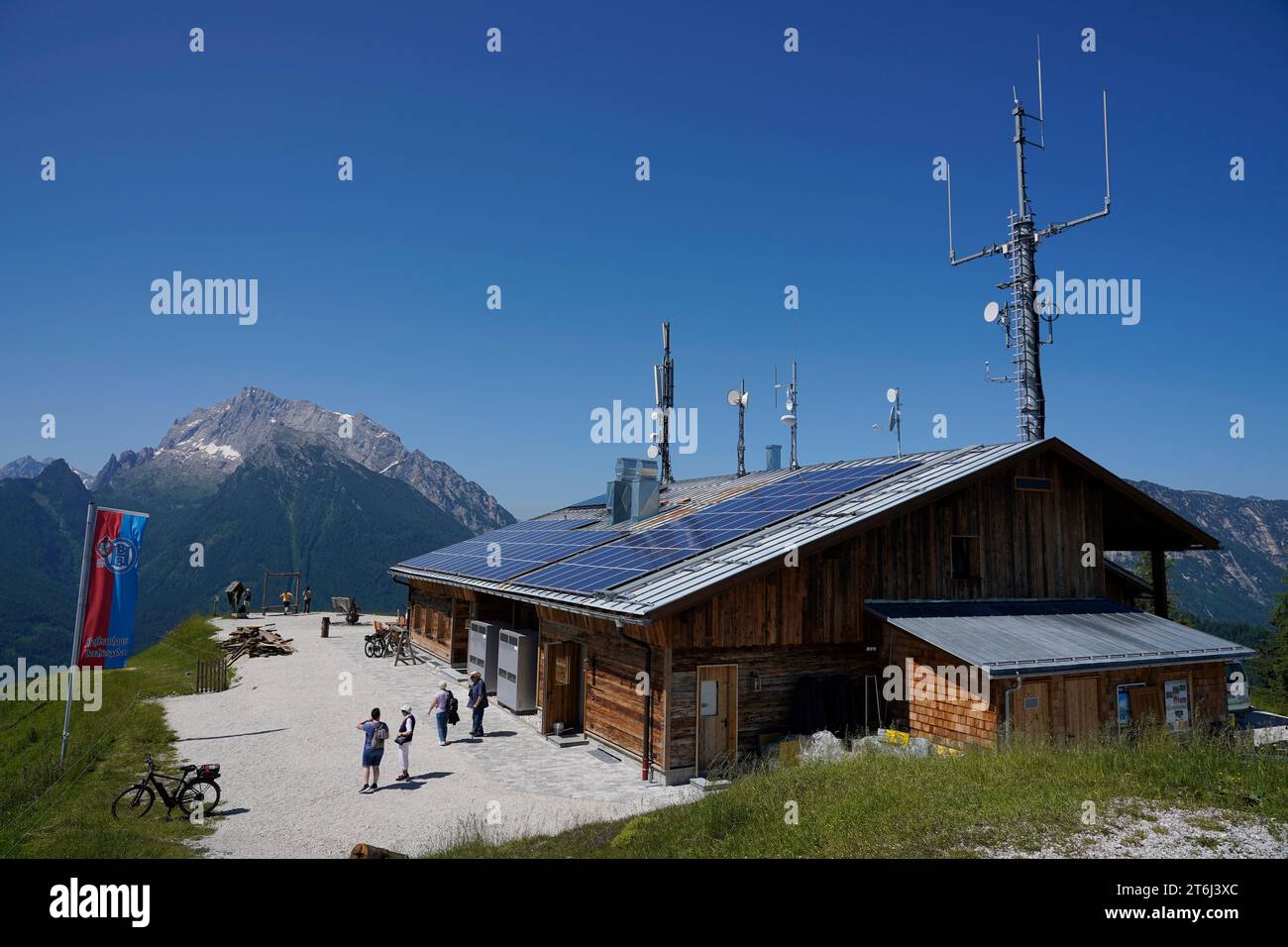 Deutschland, Bayern, Ramsau, Bergrestaurant Hirschkaser, Dach, Photovoltaik, Antennen, Handymast, Hochkalter im Hintergrund Stockfoto