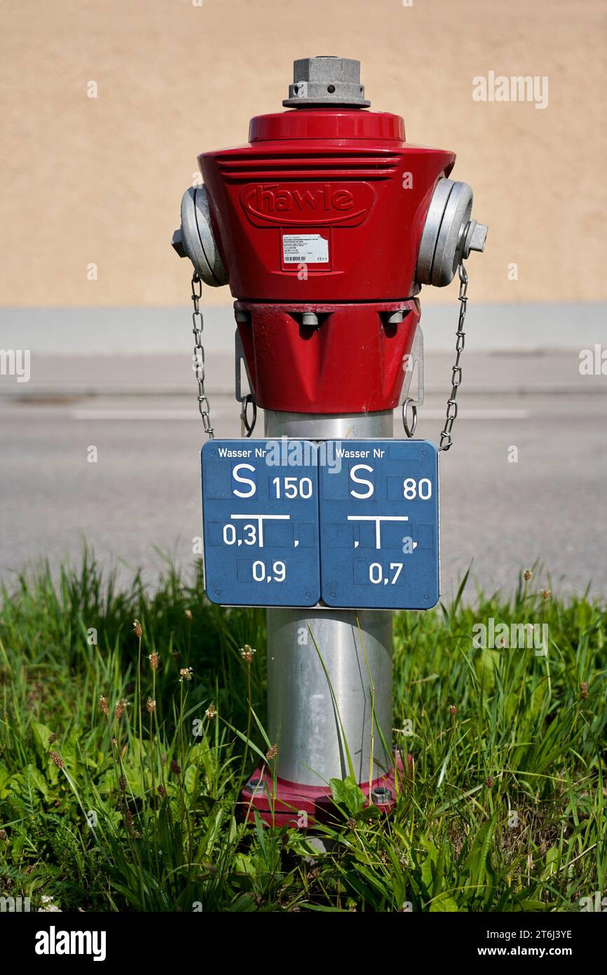 Deutschland, Bayern, Oberbayern, Landkreis Altötting, Brandschutz, Hydrant neben einer Straße, Wasserschilder Stockfoto