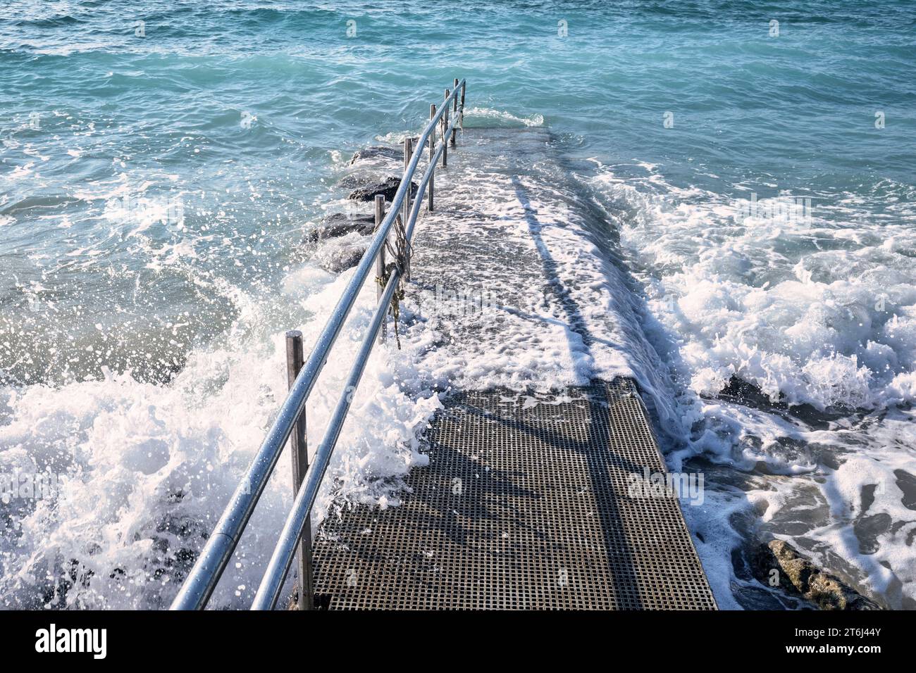 Kroatien, Kvarner Bucht, Insel Krk, Baska, Zufahrtsrampe zum Meer (auch für Behinderte) am Strand Baska Stockfoto