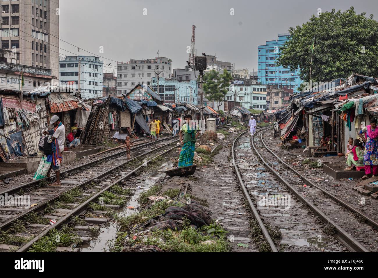 Das Gebiet Tejgaon Slum ist entlang der Eisenbahngleise gebaut, das Gebiet Tejgaon Slum, Dhaka, Bangladesch Stockfoto