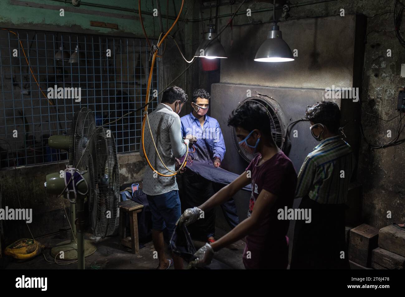 Arbeiter in einer Denim Färbefabrik, Textilindustrie, Dhaka, Bangladesch Stockfoto