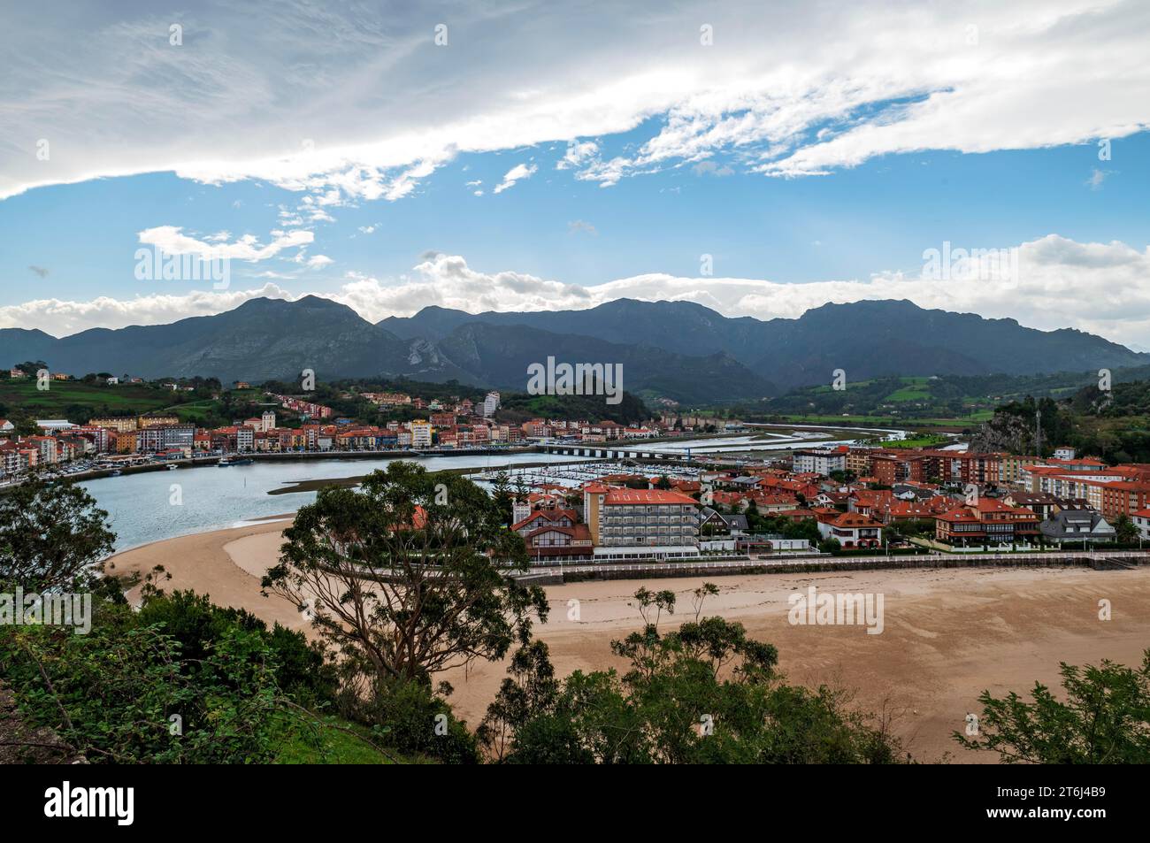 Fluss Rio Sella und Strand Playa de Santa Marina bei Ebbe, hinter dem Küstengebirge Sierra de Escapa, Ribadesella, Asturias, Principado de Stockfoto