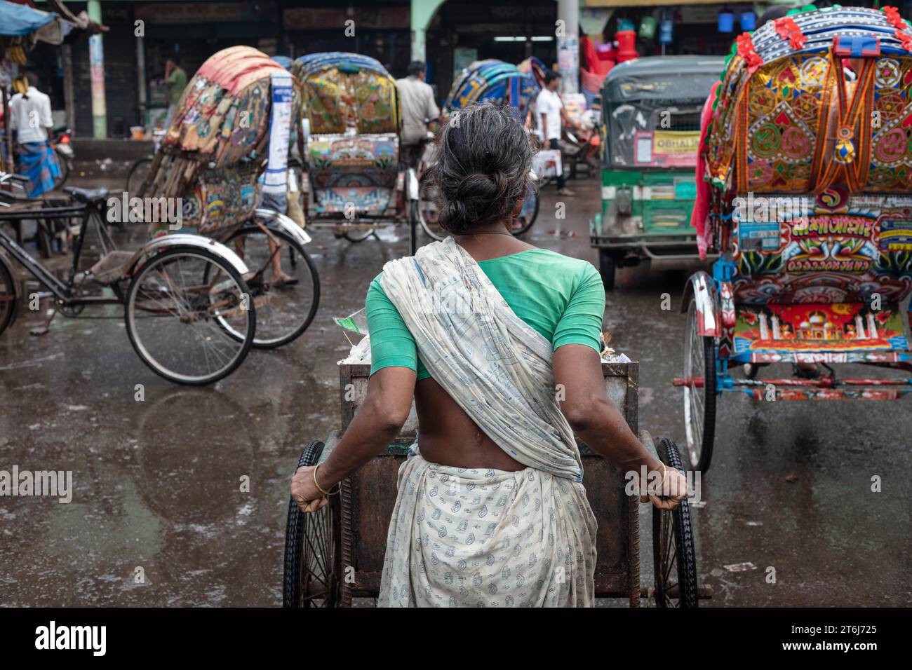 Rikscha-Fahrer in Sadarghat, Flusskai in Buriganga, Dhaka, Bangladesch Stockfoto