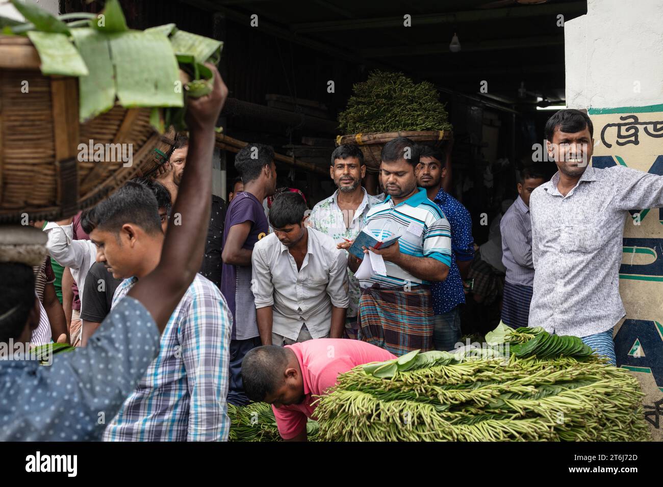 Einkaufen in Sadarghat, Flusskai in Buriganga, Dhaka, Bangladesch, Markt, Gemüse Stockfoto