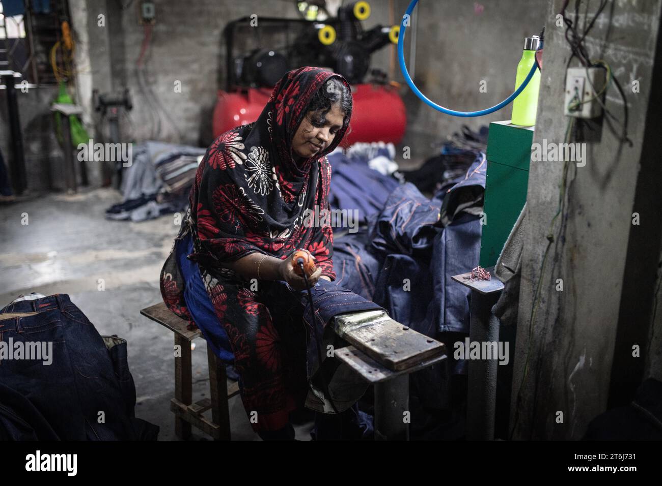 Frau bei der Arbeit in einer Fabrik zur Färbung von Denim-Stoffen in Dhaka, Bangladesch Stockfoto