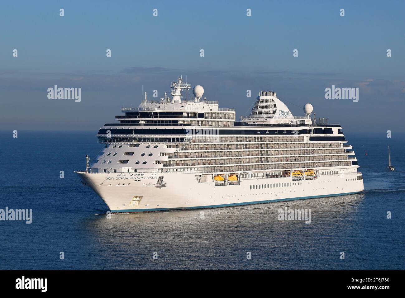 Das Kreuzfahrtschiff Seven Seas Splendor Regent kommt im Hafen von Getxo in der Nähe von Bilbao, Spanien an Stockfoto