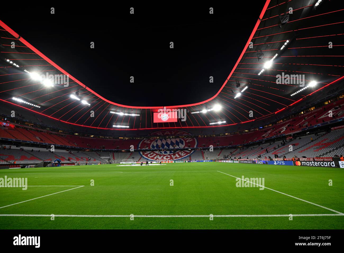CL, Champions League-Abend, Allianz Arena, Innenraum, Anzeigetafel, Gras, leer, München, Bayern, Deutschland Stockfoto