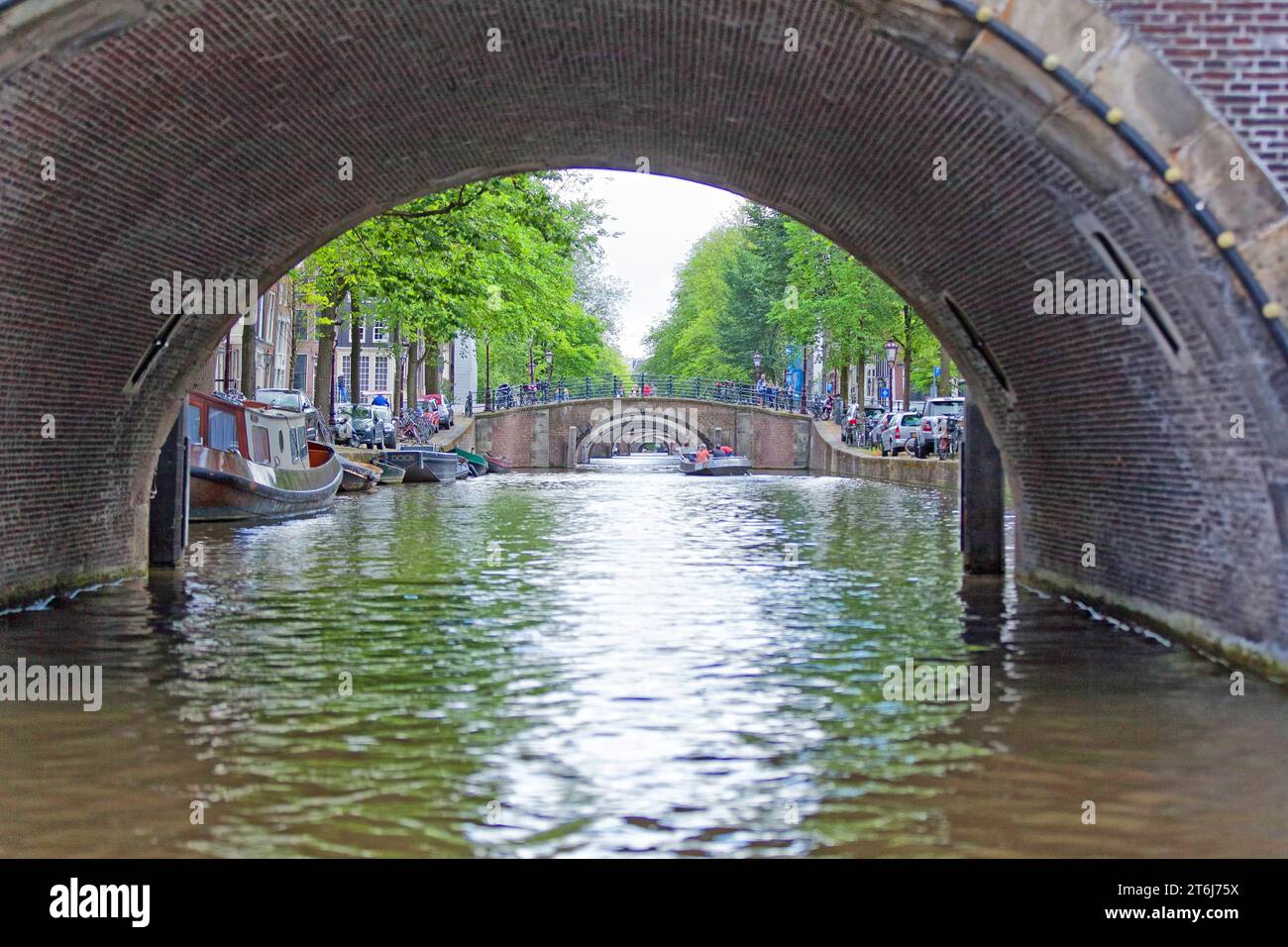 Kanalfahrten unter sieben Brücken, Amsterdam, Niederlande Stockfoto